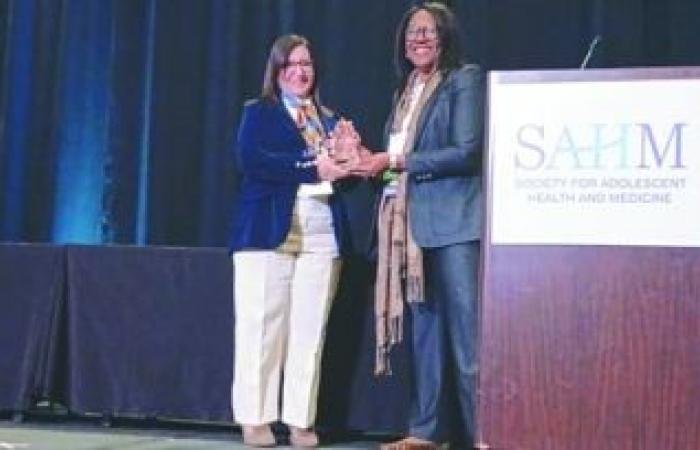 أخبار سلطنة عمان | المستشفى السلطاني يحقق جائزة دولية في مجال طب وصحة المراهقين | عيون الجزيرة الاخبارية عمان