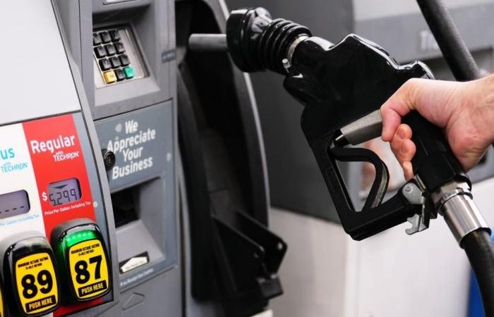جالون البنزين في أمريكا يتجاوز 4 دولارات للمرة الأولى منذ 3 سنوات