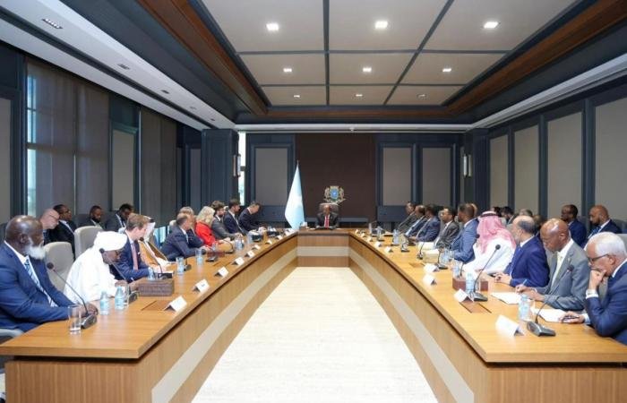 أخبار قطر | سفير دولة قطر يشارك في اجتماع الرئيس الصومالي مع السفراء المعتمدين | عيون الجزيرة قطر