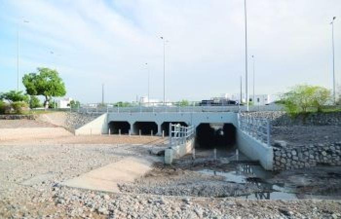 أخبار سلطنة عمان | مياه الصرف الصحي تغزو منازل المعبيلة الشمالية مع جريان "وادي حامد" خلال منخفض المسرات | عيون الجزيرة الاخبارية عمان