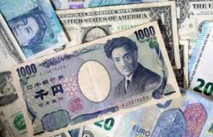 الدولار يهبط لأدنى مستوياته منذ أسبوع وسط آمال بإنهاء الحرب