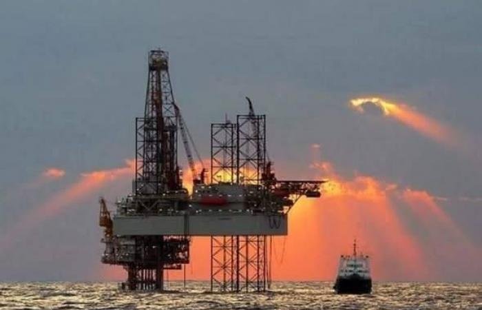 النفط يتراجع 5% ويخسر 16 دولاراً