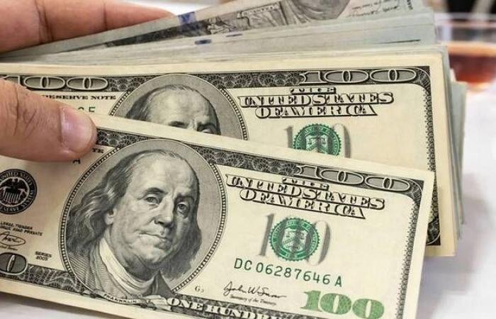 الدولار يرتفع طفيفًا وسط إشارات متضاربة بشأن حرب إيران