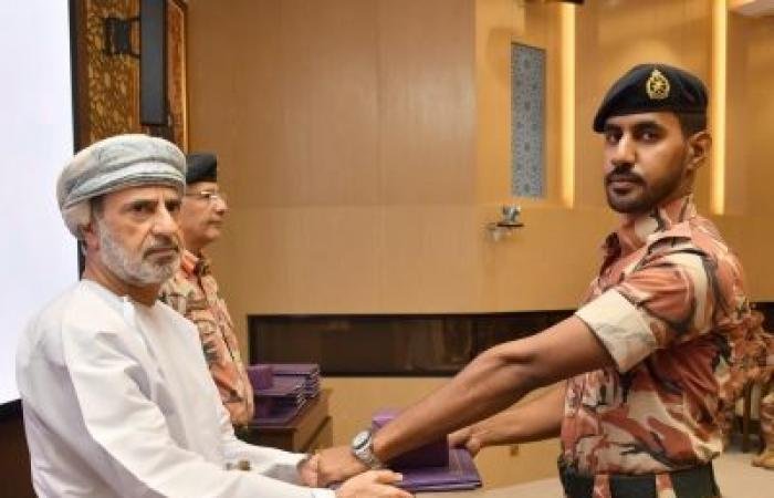 أخبار سلطنة عمان | تخريج دورة الخدمات الطبية التأسيسية للضباط | عيون الجزيرة الاخبارية عمان