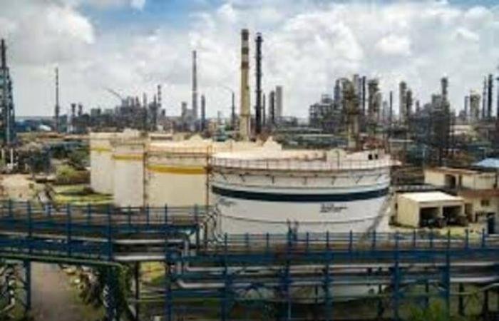 روسيا تتجه لخفض إنتاجها النفطي بعد ضربات أوكرانية