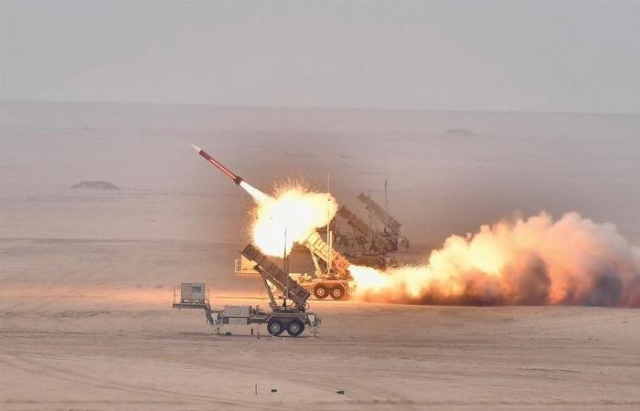 أخبار الكويت | الدفاعات الجوية تتصدى حالياً لهجمات صاروخية وطائرات مسيرة معادية | عيون الجزيرة الكويت