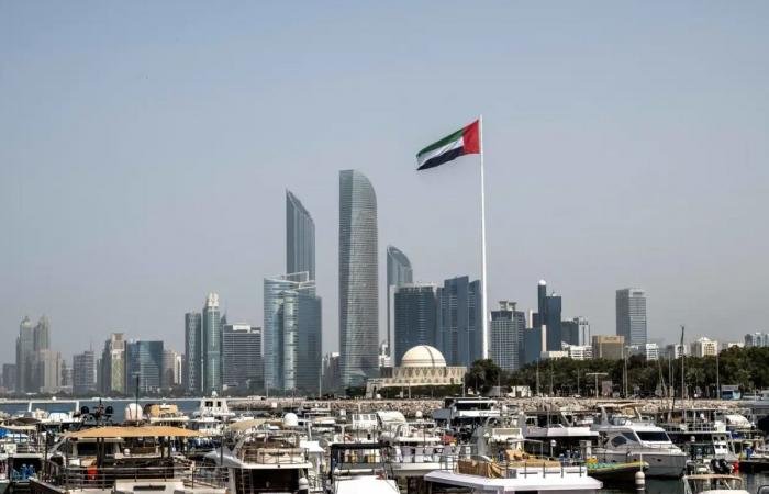 إصابة 12 شخصاً جراء سقوط شظايا اعتراض في أبوظبي | عيون الجزيرة