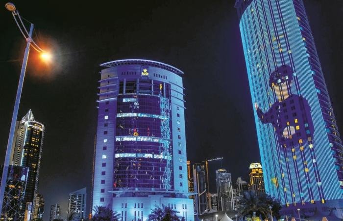 أخبار قطر | إحياء لليوم العالمي للتوحد.. العدل تضيء مبناها باللون الأزرق | عيون الجزيرة قطر