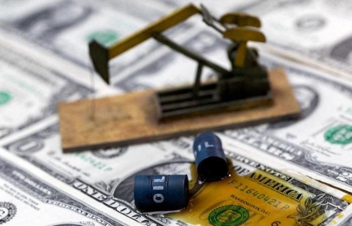 النفط يبدأ تداولات الأسبوع محلّقاً قرب 115 دولاراً للبرميل