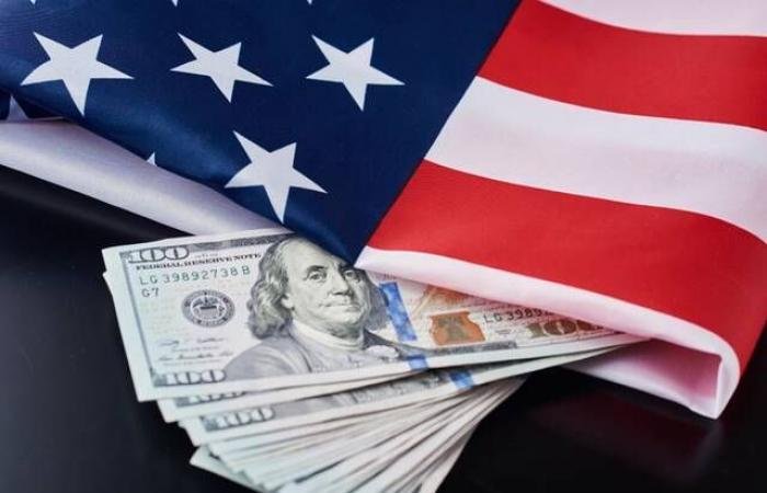 الدولار يستقر قبيل انتهاء مهلة ترامب لإيران