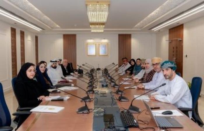 أخبار سلطنة عمان | بحث تعزيز برامج المنح والتعاون الأكاديمي مع الملحقيات الثقافية الخليجية | عيون الجزيرة الاخبارية عمان
