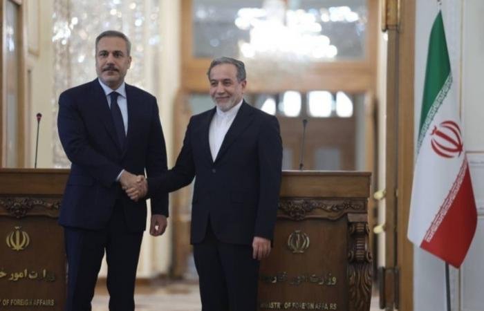 «رويترز»: وزيرا الخارجية التركي والإيراني يبحثان تطورات الحرب | عيون الجزيرة