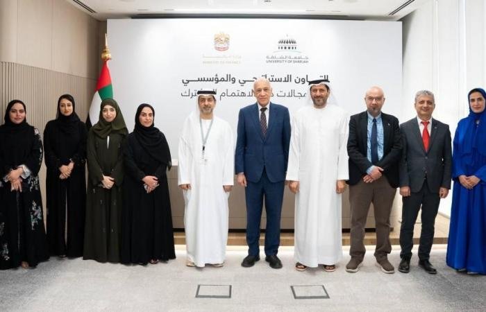 تعاون بين «المالية» وجامعة الشارقة في تحليل البيانات المالية