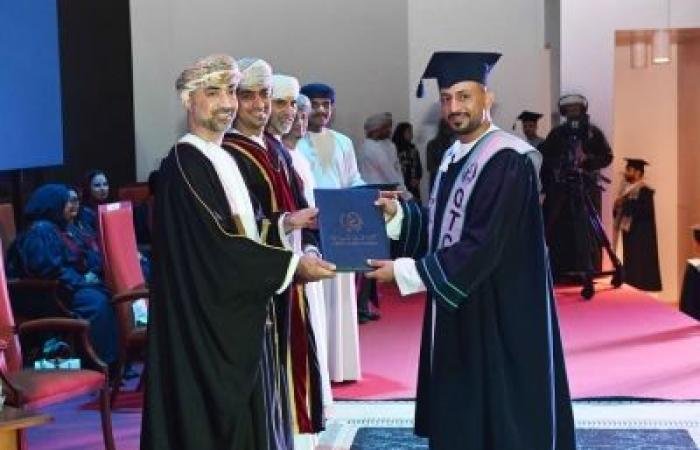 أخبار سلطنة عمان | كلية عُمان للسياحة تحتفل بتخريج دفعة (2026) من طلابها | عيون الجزيرة الاخبارية عمان
