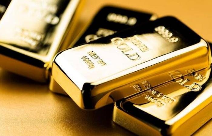 ارتفاع أسعار الذهب 2% وسط تراجع حاد للنفط والدولار