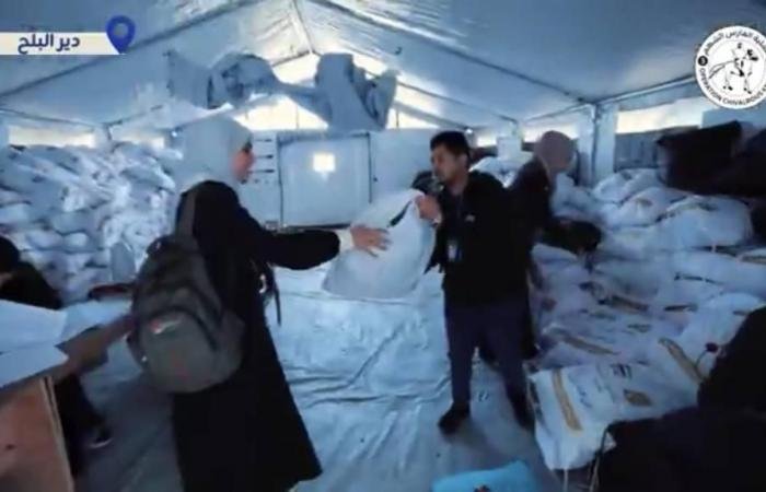 الامارات الان | توزيع كسوة الشتاء لطلبة مدرسة كيان وتعليم في دير البلح بغزة | عيون الجزيرة الامارات