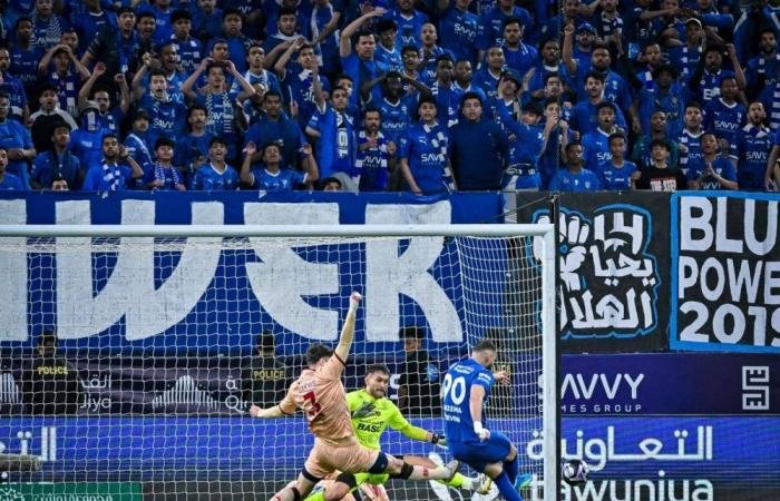 الزعيم ينفرد بالوصافة