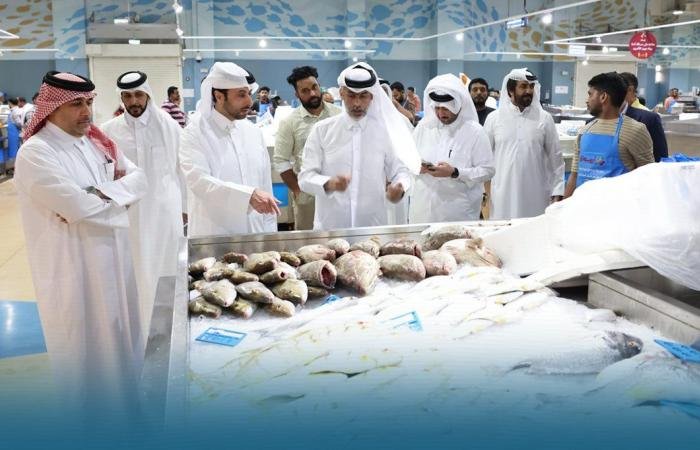 أخبار قطر | وزير البلدية يتفقد عددا من مؤسسات المنتجات الزراعية والسمكية والحيوانية | عيون الجزيرة قطر