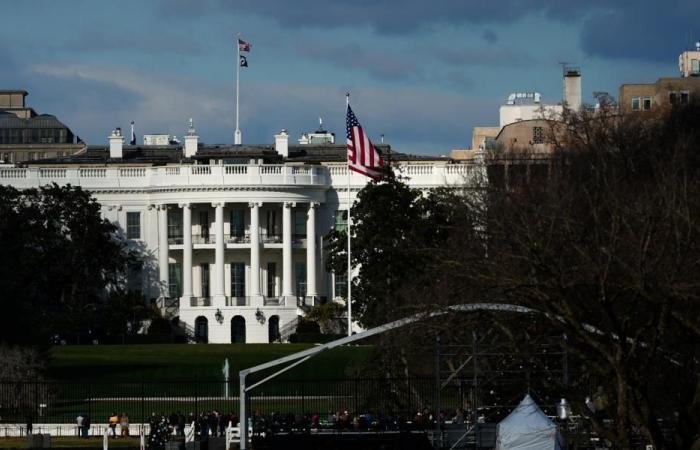 البيت الأبيض يحذّر موظفيه من استغلال مناصبهم للمراهنة في الأسواق