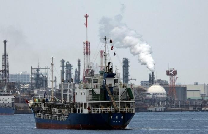 اليابان تقرّ سحب المزيد من مخزونات النفط مطلع مايو