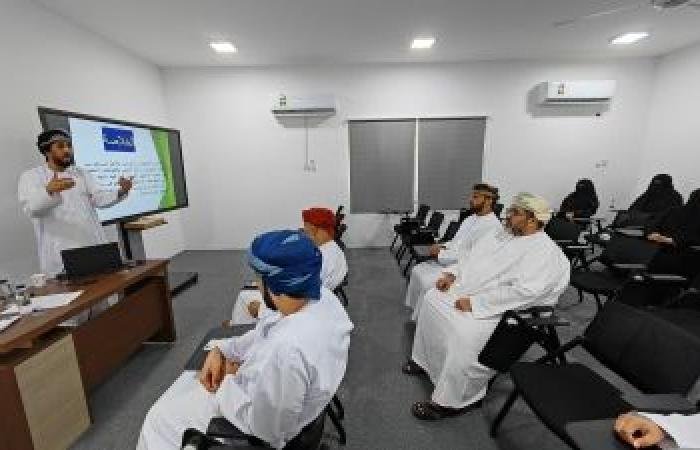 أخبار سلطنة عمان | محاضرة عن القيادة وسيكولوجية إتقان المهارات بمحافظة ظفار | عيون الجزيرة الاخبارية عمان