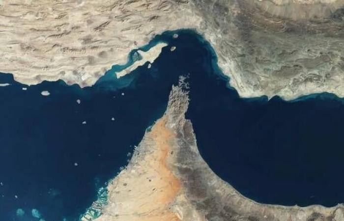 ناقلات تبدأ عبور مضيق هرمز وسط حصار عسكري أمريكي