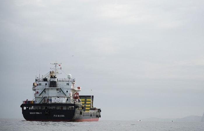 توتر في مضيق هرمز: ناقلات النفط تتجنب العبور قبيل بدء السيطرة الأميركية | عيون الجزيرة