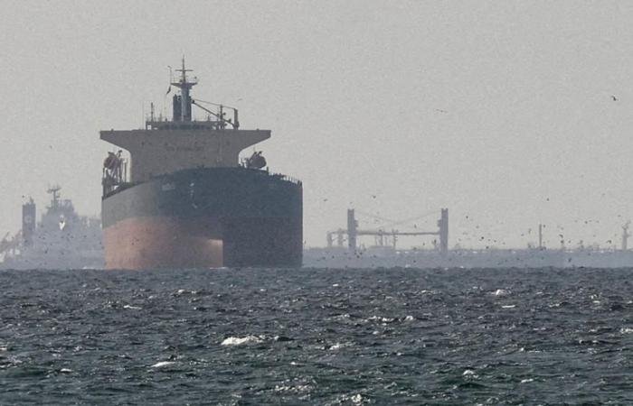 النفط فوق 104 دولارات.. وارتفاع الدولار يهوي بالذهب في بداية تعاملات الأسبوع