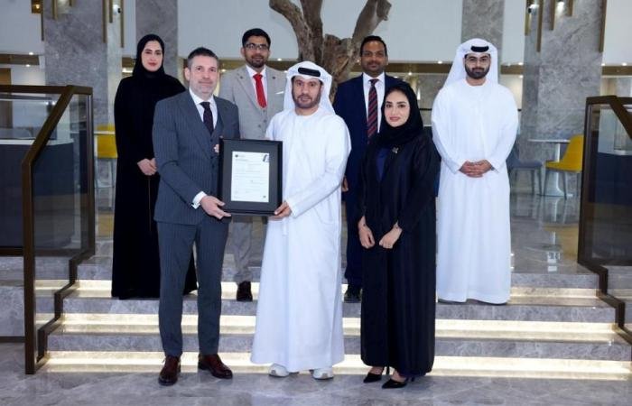 «المركزي» يحصل على شهادة المعيار العالمي لأنظمة الحوكمة الفعّالة من المعهد البريطاني للمعايير