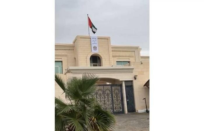 الامارات الان | منطقة خليفة في أبوظبي تحتفي بتوزيع الأعلام تعزيزاً للانتماء | عيون الجزيرة الامارات