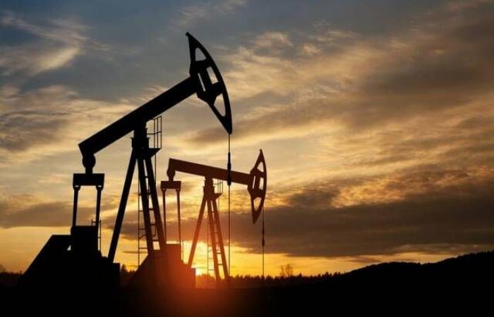 النفط يقفز 7% قبل فرض أمريكا لسيطرتها على الموانئ الإيرانية