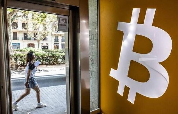 بيتكوين ترتفع وتتداول قرب مستوى 74,300 دولار