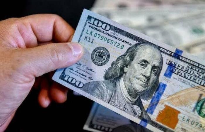 سعر الدولار يهبط دون 52 جنيهاً في مصر الأربعاء 15 إبريل 2026