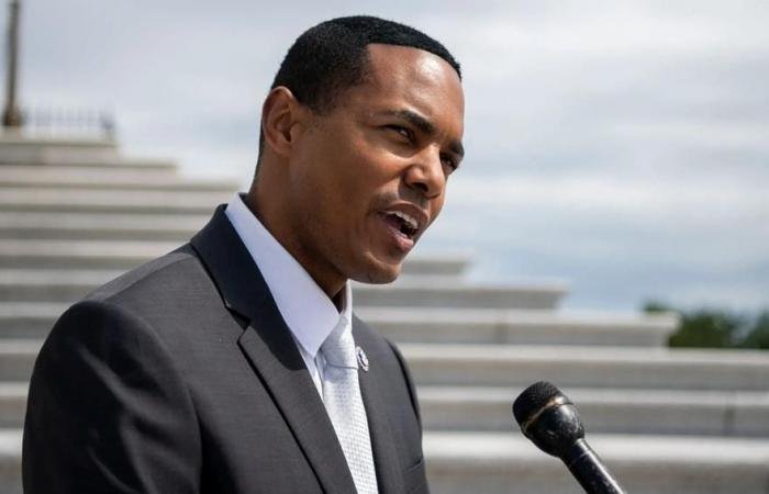 نائب أمريكي يطالب بفتح تحقيق حول صفقات نفط سبقت إعلان وقف إطلاق النار