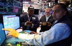 تباين أداء الأسهم الأمريكية في منتصف التداولات