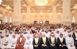 أخبار سلطنة عمان | محافظ شمال الباطنة يؤدي صلاة عيد الفطر المبارك | عيون الجزيرة الاخبارية عمان
