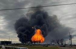 أخبار الكويت | انفجار في مصفاة فاليرو بولاية تكساس الأميركية والسلطات تدعو السكان للبقاء في منازلهم | عيون الجزيرة الكويت