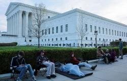 ترامب يحضر مناقشات المحكمة العليا المتعلقة بإلغاء حق المواطنة بالولادة | عيون الجزيرة