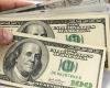 الدولار يرتفع مدفوعاً بزيادة الطلب على أصول الملاذ الآمن