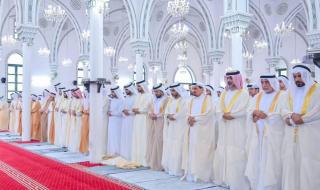 الامارات الان | النعيمي والشرقي والمعلا وسعود بن صقر وحمدان بن محمد والشيوخ يؤدون الصلاة | عيون الجزيرة الامارات